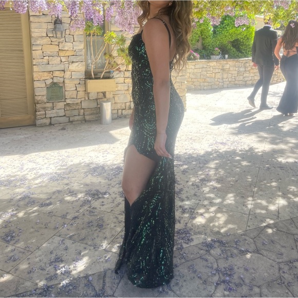 GREEN SPARKLY PROM DRESS - Picture 2 of 3